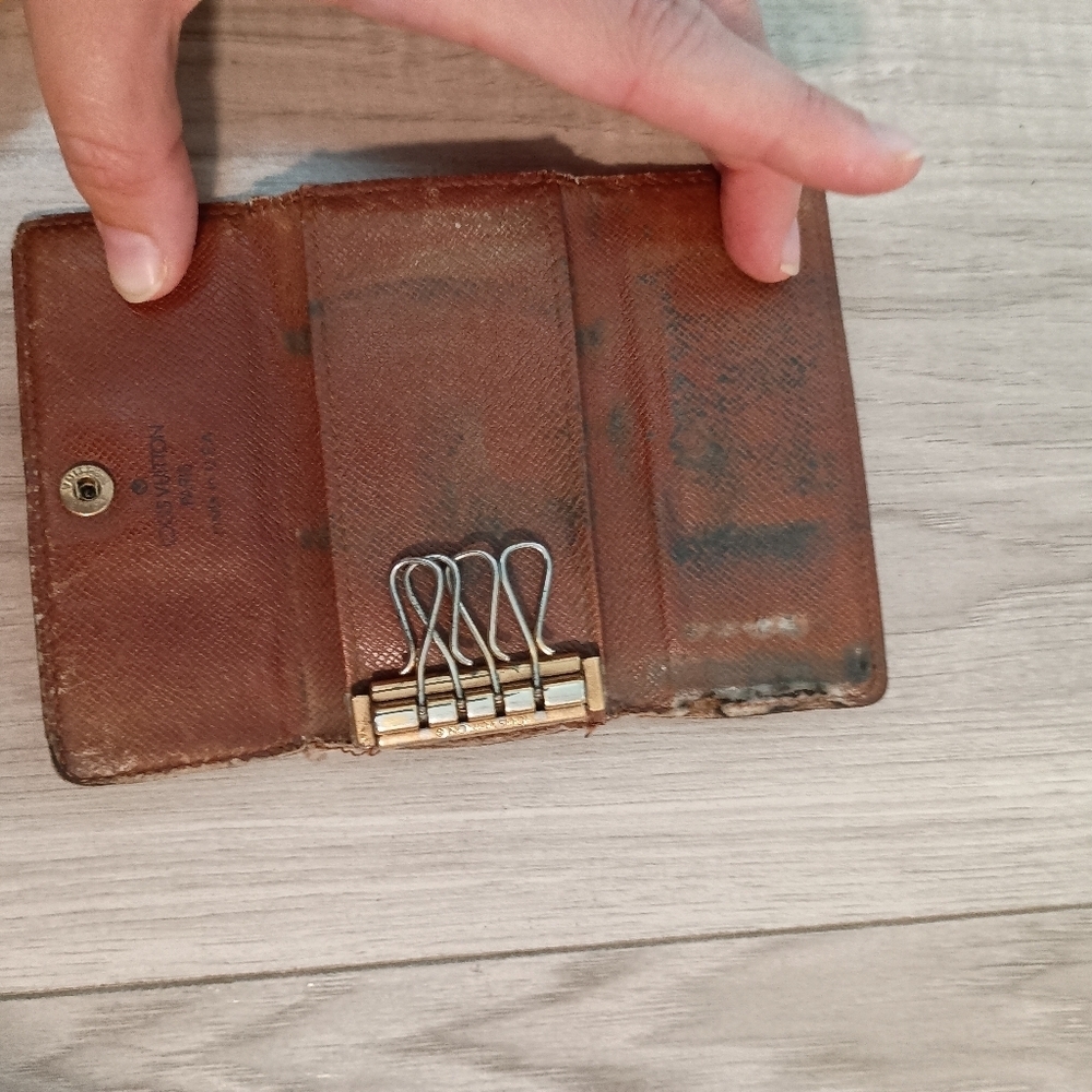 LOUIS VUITTON Monogram Multicles 4 Key Case - Picture 7 of 10